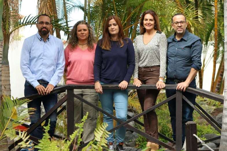 Esther González, en el centro, arropada por otros candidatos de Unidas Podemos (Foto TA)